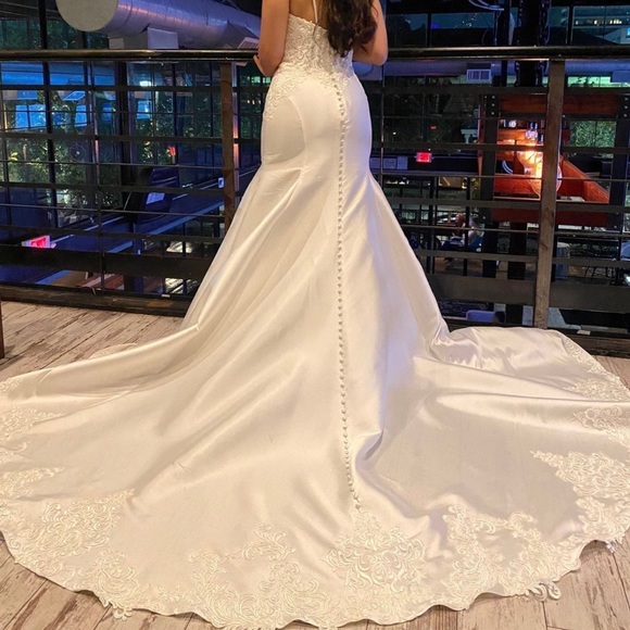 Essence of Australia Wedding Dress - Picture 1 of 3